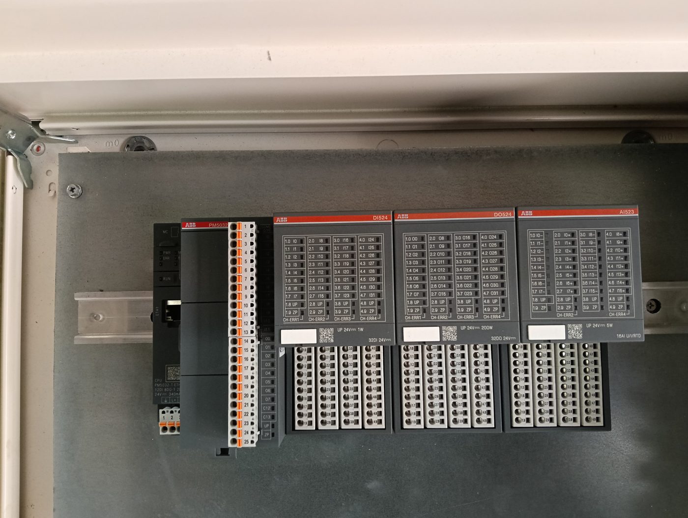 Automatización industrial con PLC y módulos de control